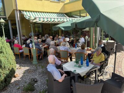 Herrlicher Spätsommernachmittag im Garten – Bild 1